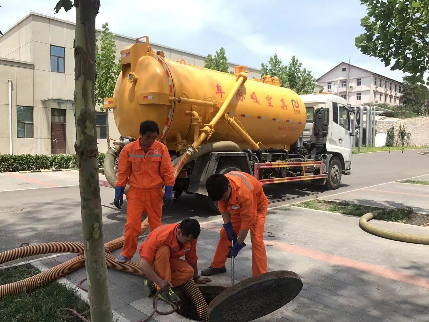 泗县管道疏通车停在窨井附近