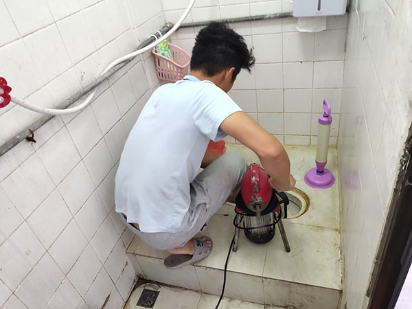 泗县管道堵塞冒臭气 专业师傅现场解决问题