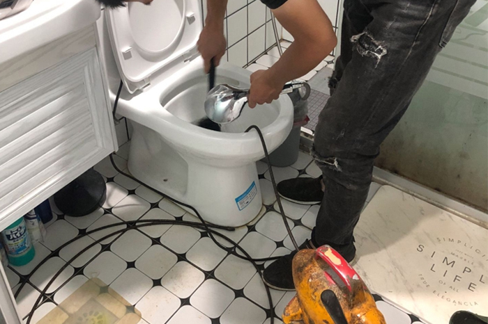 泗县马桶堵塞自己疏通还是找师傅?专业上门服务让你省时更省心